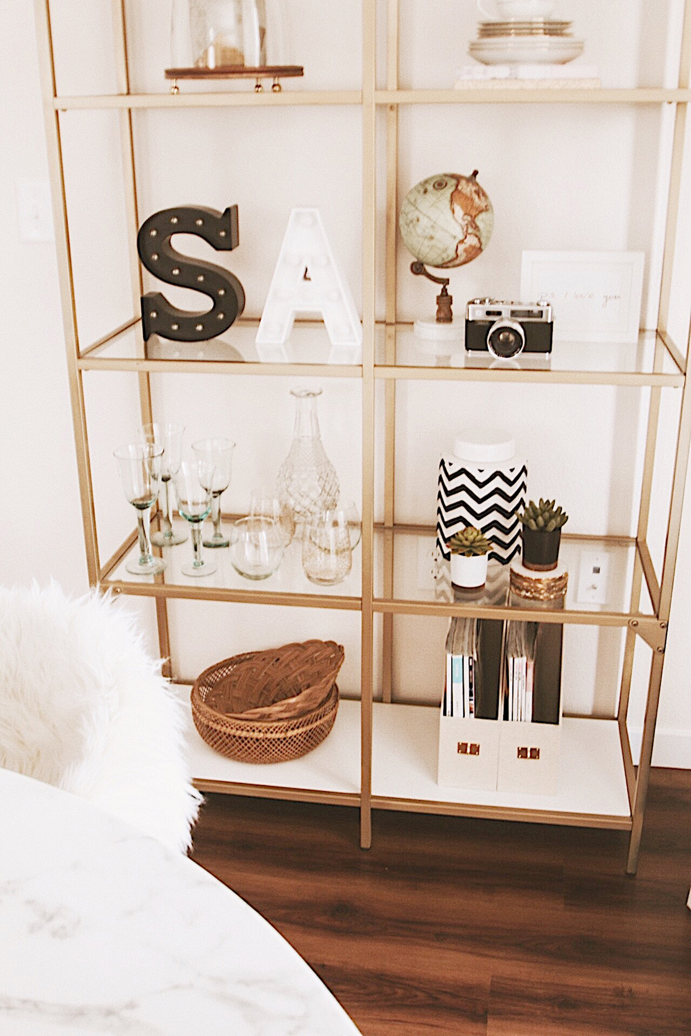 Alena Gidenko of modaprints.com shares her home decor and how she decorates a small apartment 