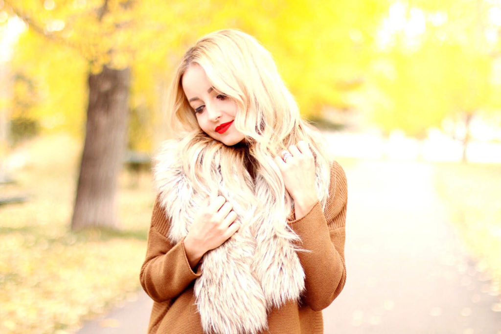 Alena Gidenko of modaprints.com styling a faux fur scarf 