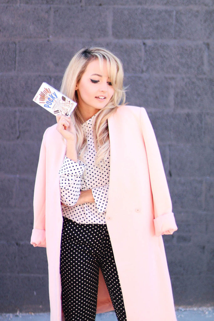 Alena Gidenko fashion blogger for modaprints.com styles her pink trench coat