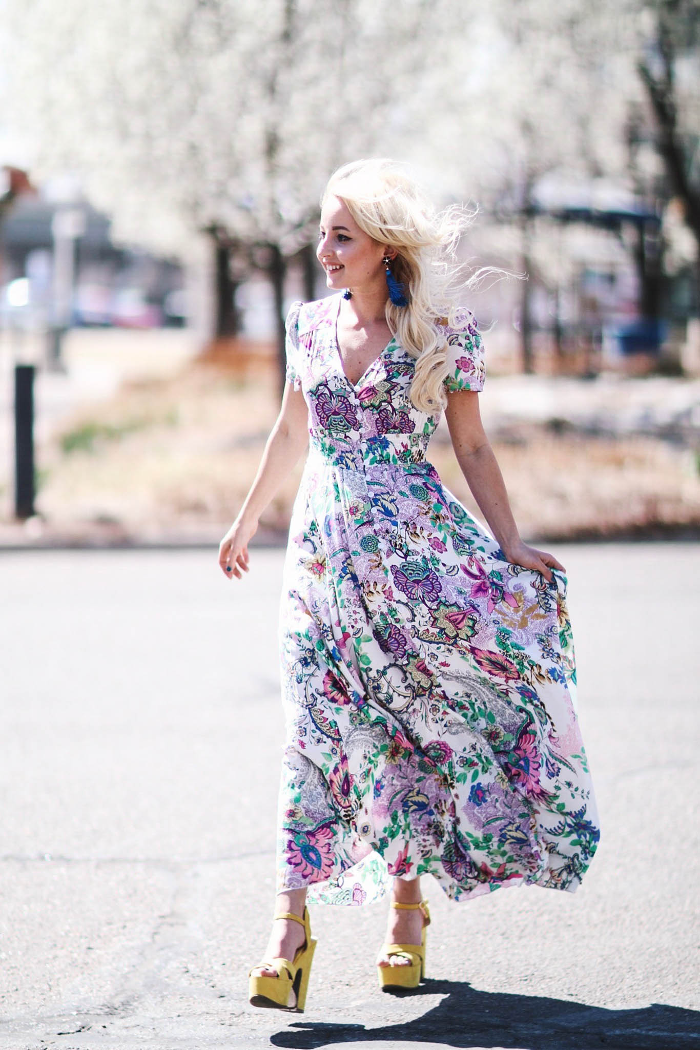 Alena Gidenko of modaprints.com styles a maxi floral dress for Spring