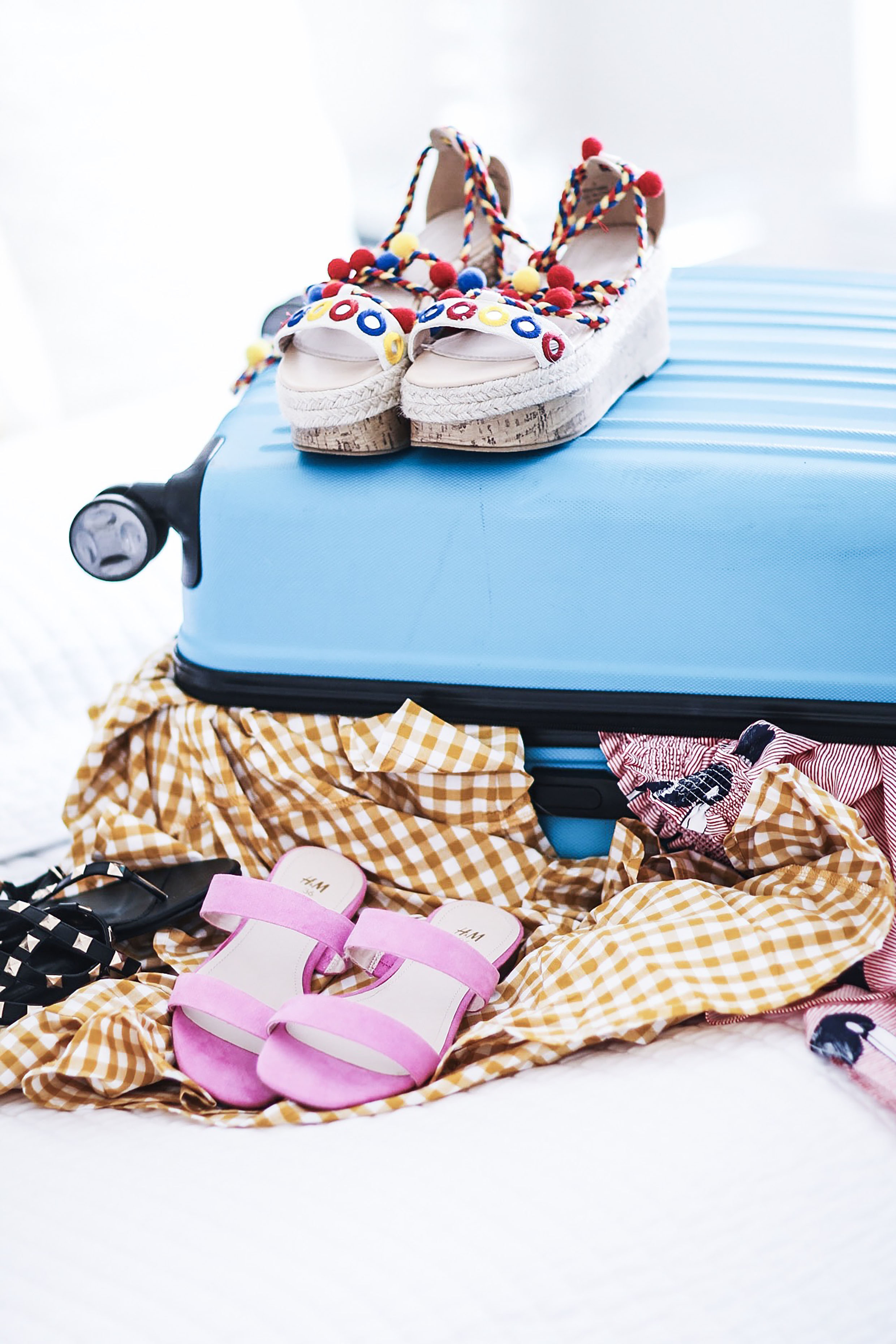 Alena Gidenko of modaprints.com shares how to pack for your next beach trip
