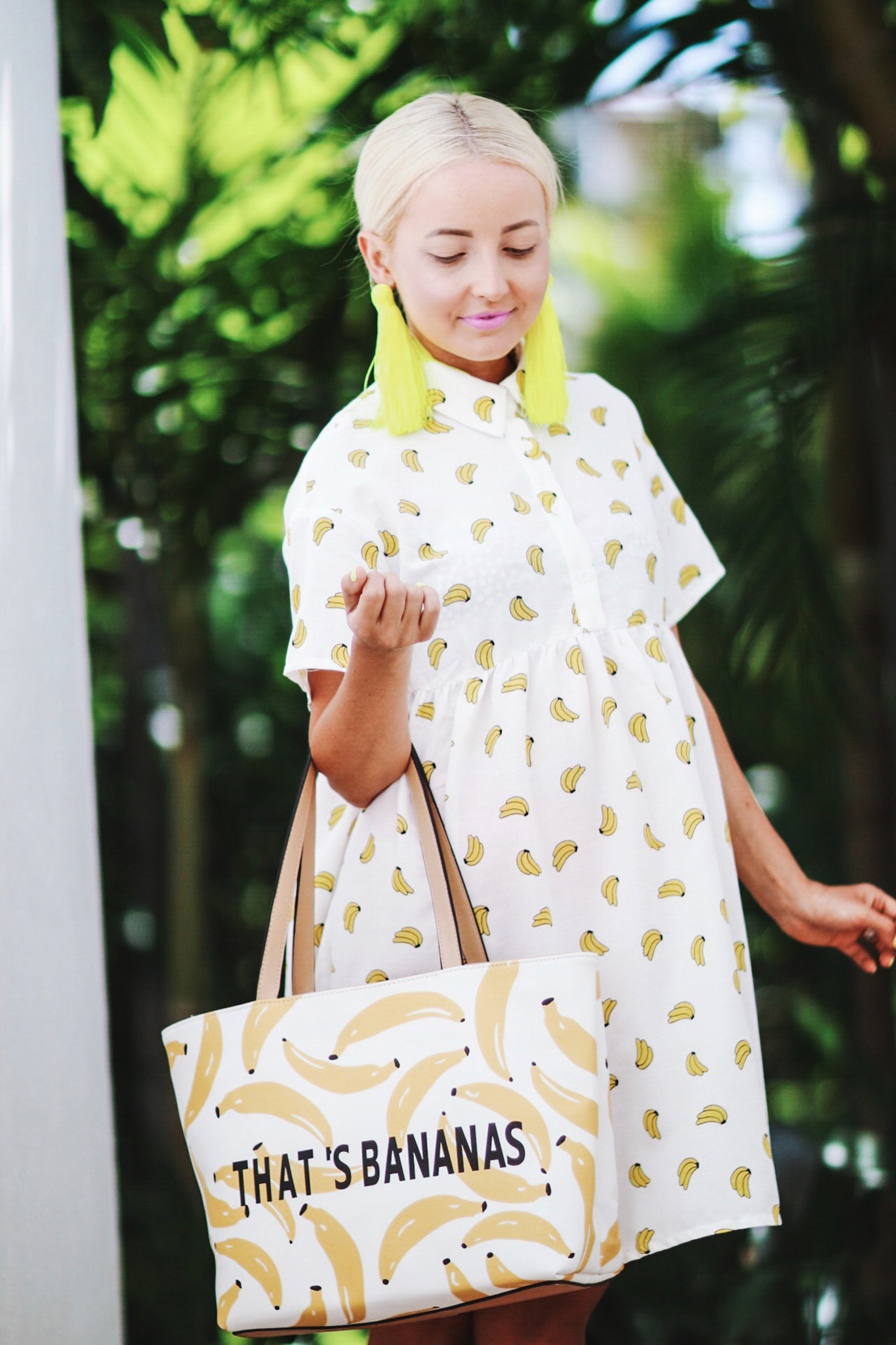 Alena Gidenko of modaprints.com styles a banana dress with pink sandals and a bannana bag
