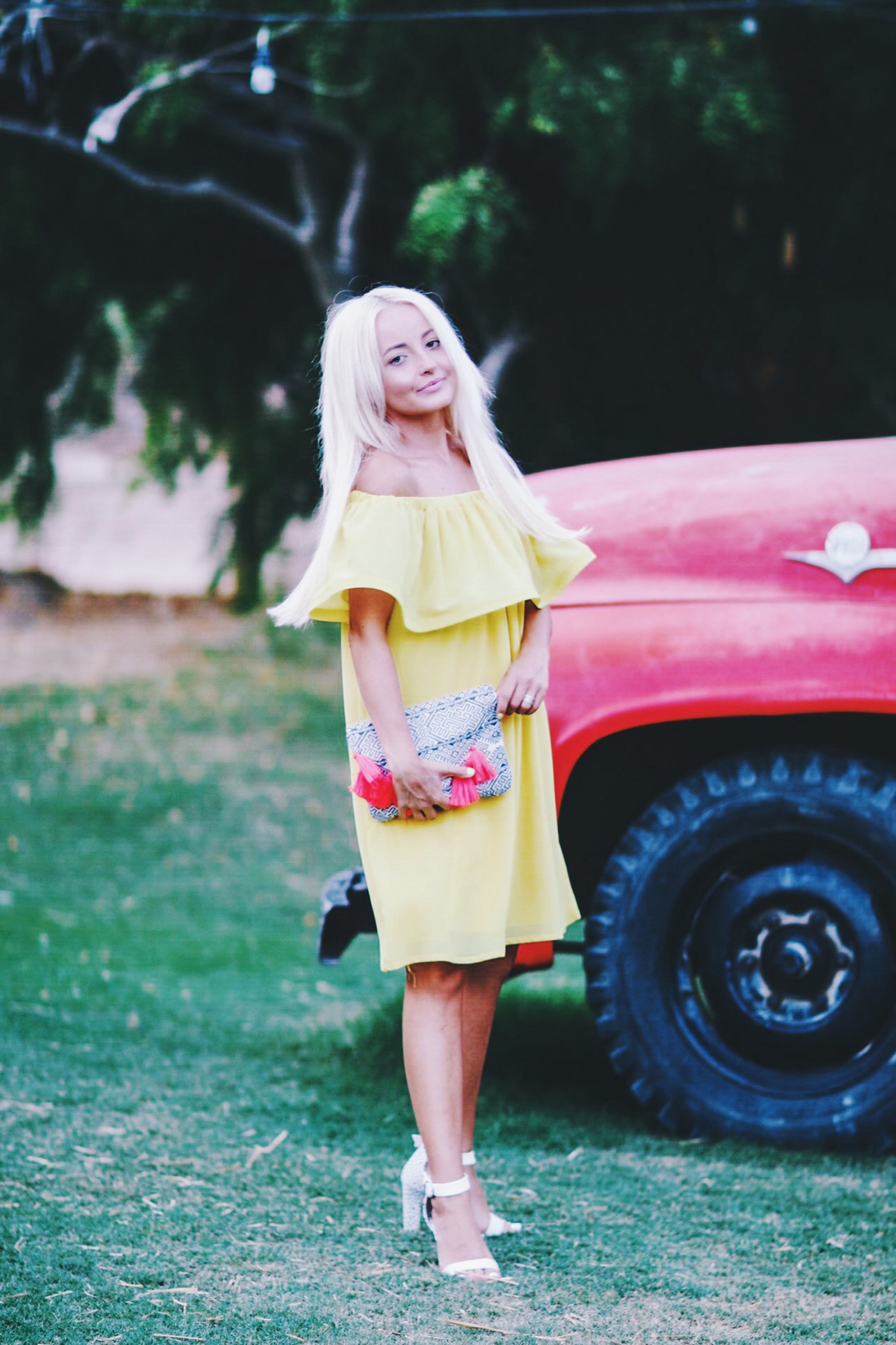 Alena Gidenko of modaprints.com shares an off the shoulder yellow dress for Summer