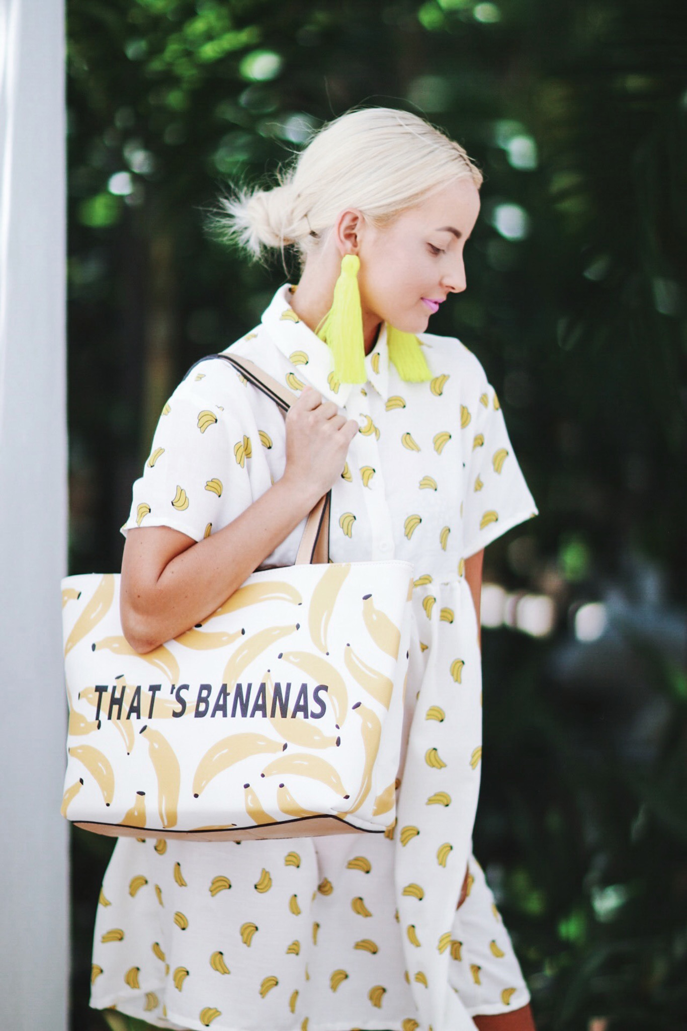 Alena Gidenko of modaprints.com styles a banana dress with pink sandals and a bannana bag
