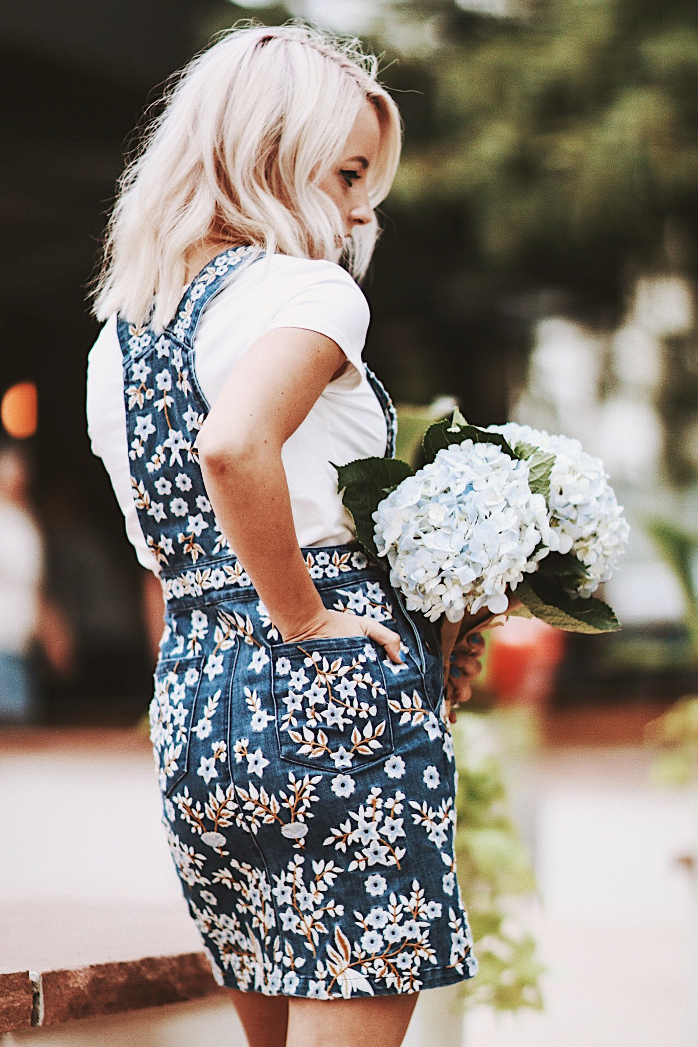Alena Gidenko of modarints.com styles floral overalls for Summer
