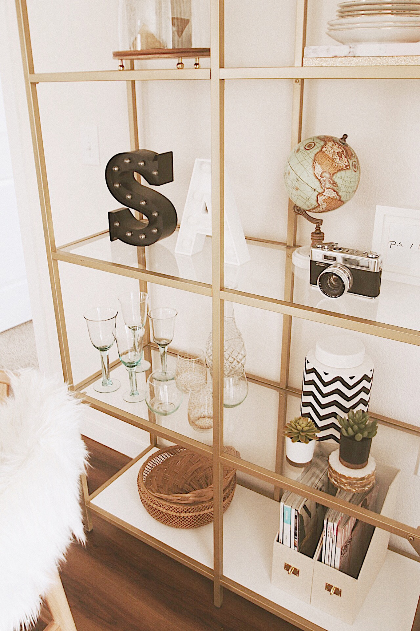 Alena Gidenko of modaprints.com shares her home decor and how she decorates a small apartment 
